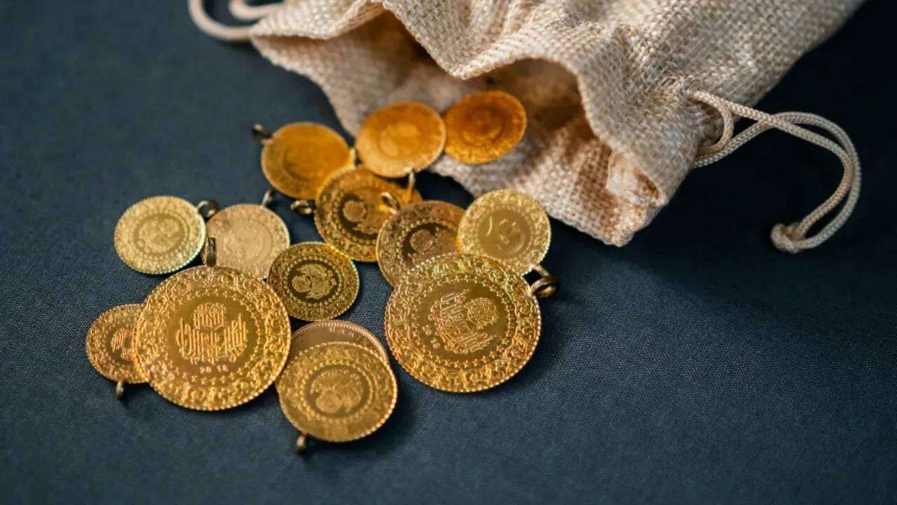 Altında yön değişti! Uzman isim zirve için tarih verdi: Gram altın o rakamı görecek 4